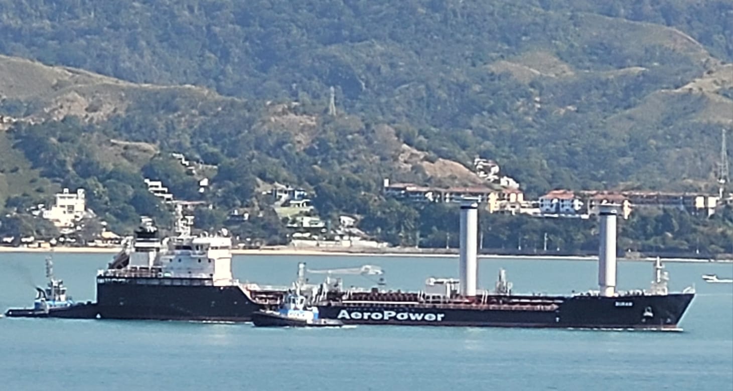 Navio cargueiro que utiliza a força do vento está navegando pelas águas do canal de São Sebastião