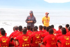 Estão abertas as inscrições para contratação de guarda-vidas temporários em Caraguatatuba. São 24 vagas disponíveis para atuar em praias do município durante a