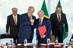 O governo federal vai destinar R$ 12 bilhões em crédito para industrias brasileiras. O recurso virá de uma parceria entre o Banco Nacional de Desenvolvimento Ec