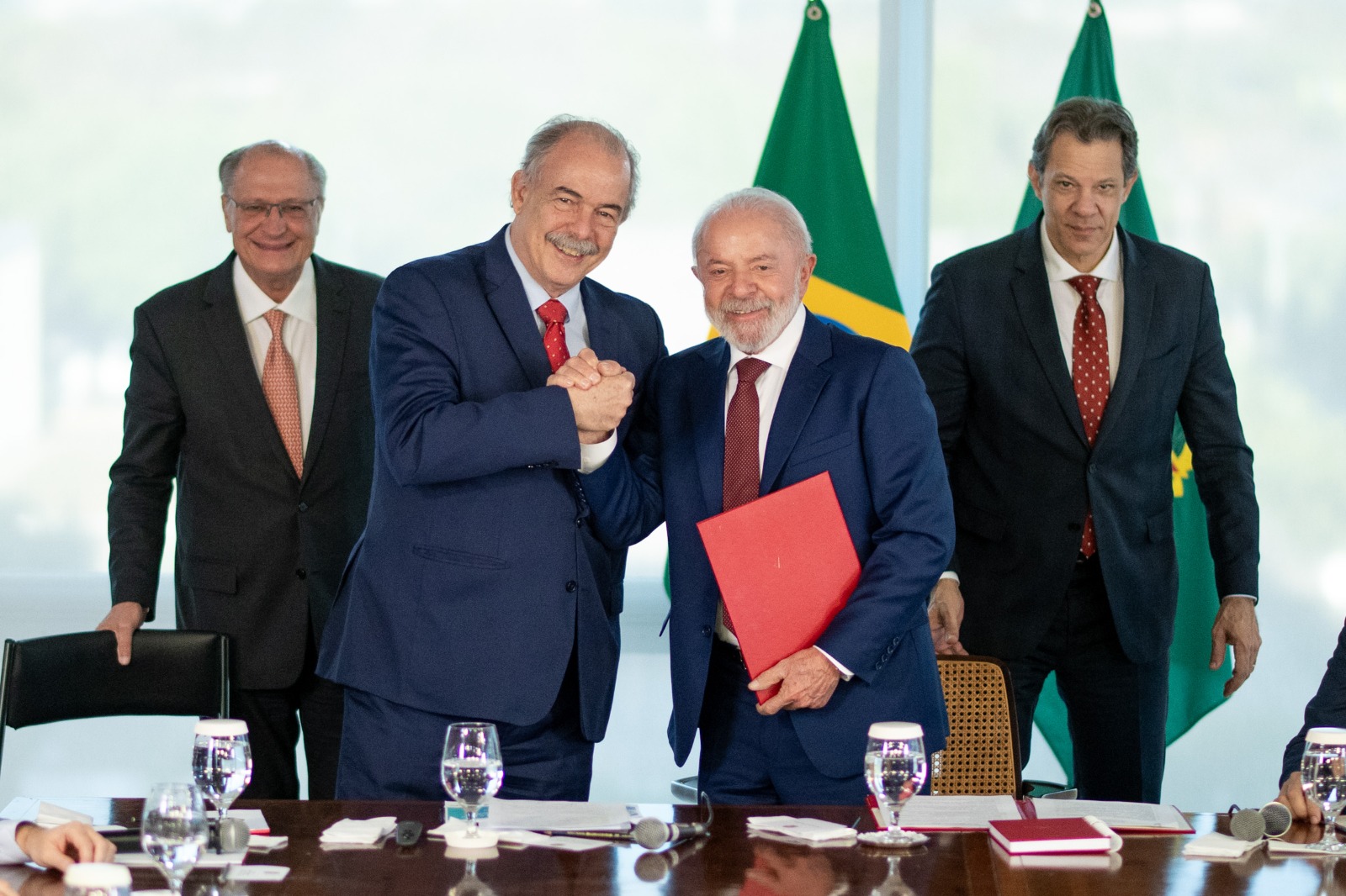 O governo federal vai destinar R$ 12 bilhões em crédito para industrias brasileiras. O recurso virá de uma parceria entre o Banco Nacional de Desenvolvimento Ec
