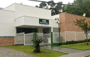 A cidade de Ilhabela oferece serviços de saúde gratuitos por meio do Sistema Único de Saúde (SUS), com unidades dispostas nas regiões mais populosas do municípi