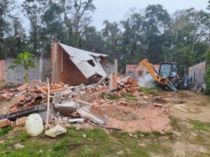 Edificações irregulares são demolidas na praia da Mococa em Caraguatatuba