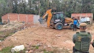 Polícia Ambiental realiza demolições de edificações irregulares na Mata Atlântica