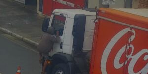 Um homem foi preso em flagrante na manhã de terça-feira (26), após furtar um celular de dentro de um caminhão, na Avenida Guarda Mor Lobo Viana, no Centro da ci