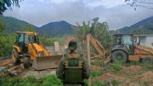 T7News | Polícia Militar Ambiental realiza demolições de construções irregulares em Ubatuba e Caraguatatuba
