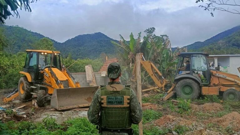 T7News | Polícia Militar Ambiental realiza demolições de construções irregulares em Ubatuba e Caraguatatuba
