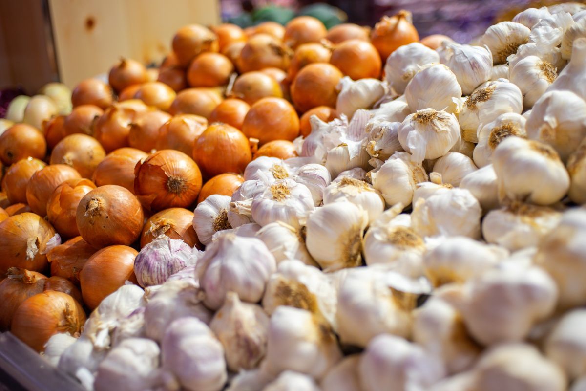 Você, provavelmente, joga fora as cascas de alho e cebola ao cozinhar. Contudo, segundo a nutricionista Cibele Santos, essa prática pode desperdiçar uma poderos