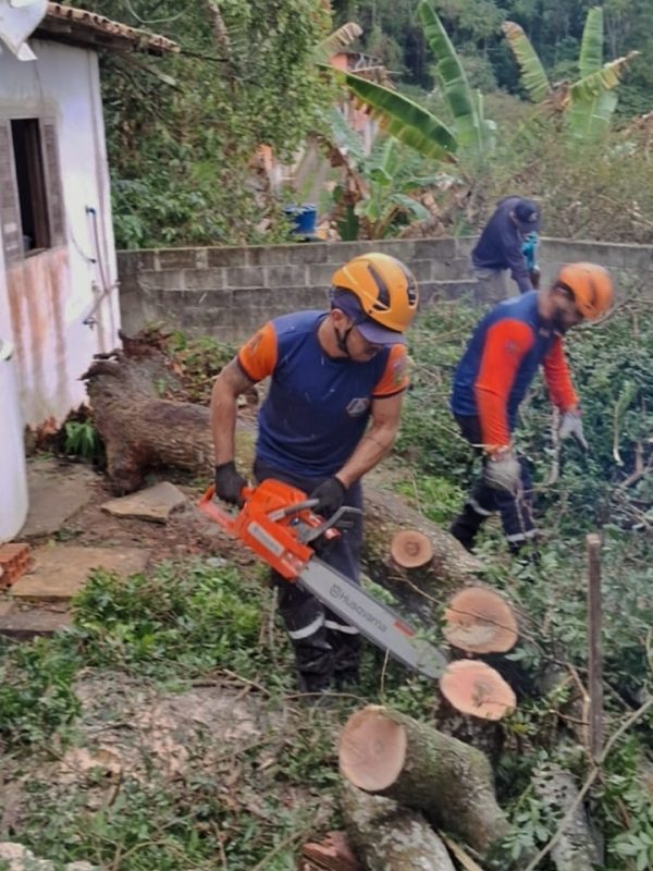 A Prefeitura de Ilhabela mobilizou uma operação integrada para atender as ocorrências provocadas pela forte ventania registrada no domingo (24) e na madrugada d