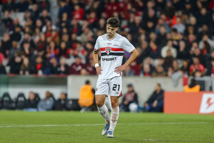 O São Paulo sofreu transfer ban após ser acionado na Fifa pelo Cerro Porteño, do Paraguai, por atraso no pagamento de parcelas referentes a