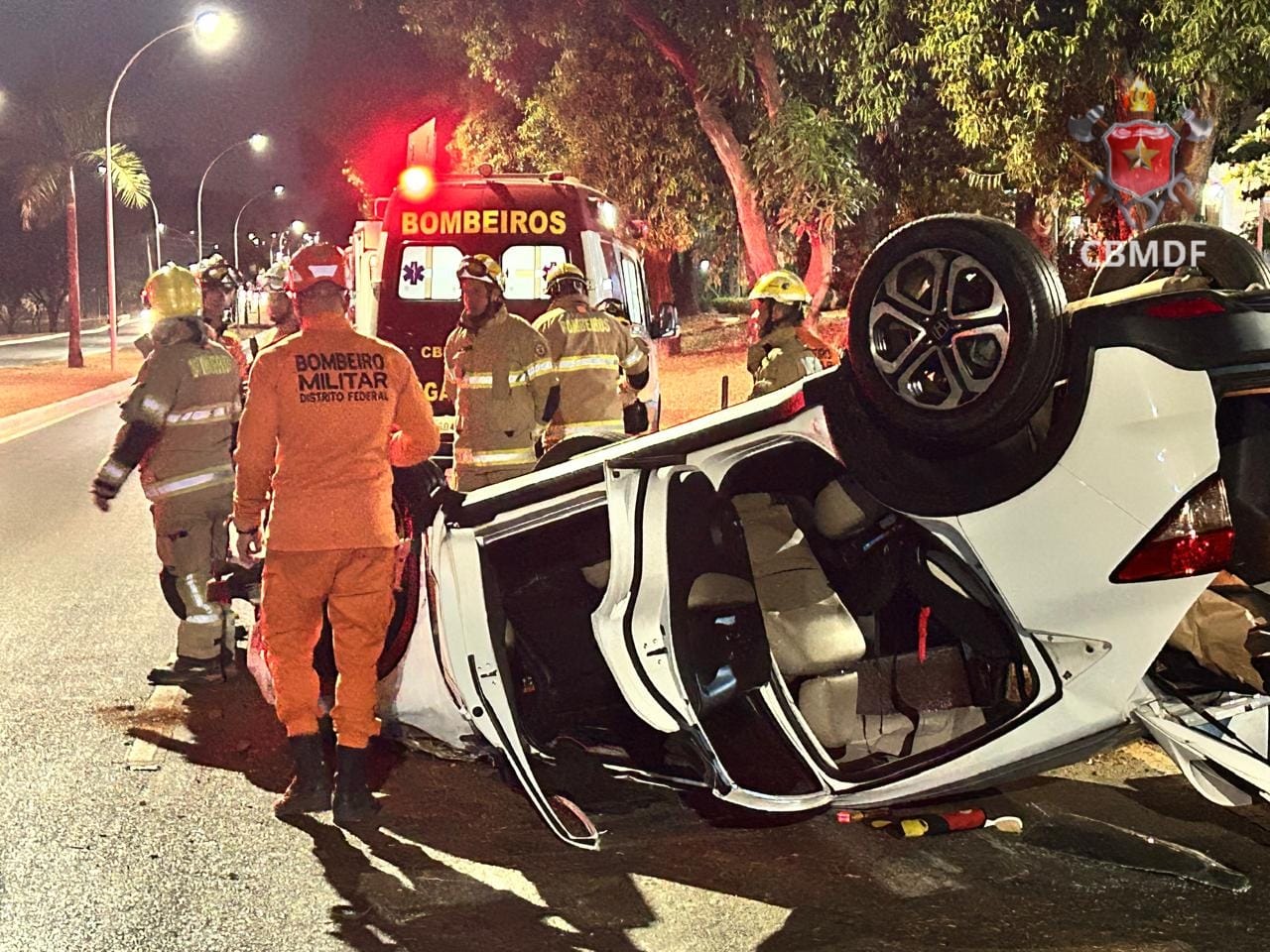 Uma mulher de 43 anos foi presa na noite dessa quinta-feira (14/8), após capotar o carro que estava dirigindo, na Asa Norte. Segundo a Polícia Militar do DF (PM