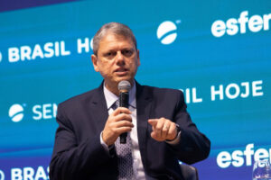 Tarcísio parafraseia JK em evento e fala que Brasil precisa fazer ’40 anos em 4′