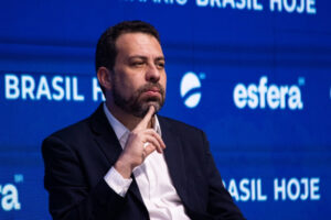 Em declaração a jornalistas, o deputado federal Guilherme Boulos (PSOL-SP) defendeu a cassação imediata do mandato do também