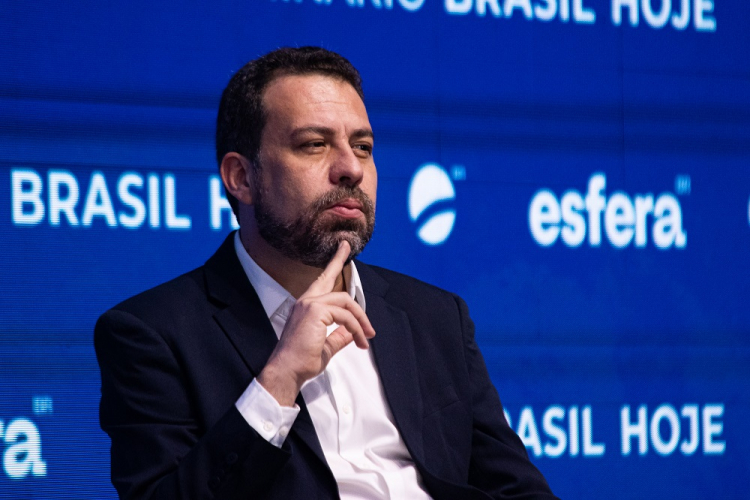 Em declaração a jornalistas, o deputado federal Guilherme Boulos (PSOL-SP) defendeu a cassação imediata do mandato do também