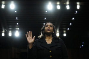 O presidente dos Estados Unidos, Donald Trump, anunciou nesta segunda-feira (25) a demissão de Lisa Cook, integrante do Conselho de Governadores do Feder