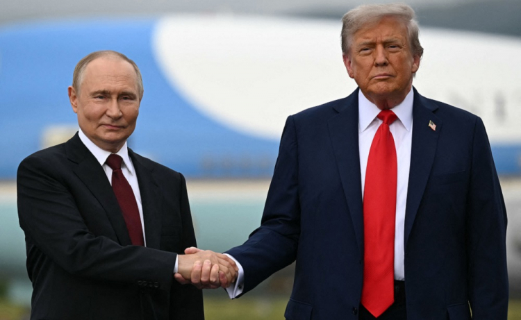 Trump interrompe cúpula com líderes europeus para ligar para Putin