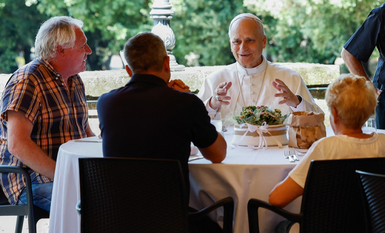 Papa Leão XIV celebra missa para moradores de rua e refugiados e os convida para almoço