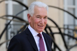 Os Estados Unidos apoiaram nesta segunda-feira (25) seu embaixador na França, Charles Kushner, que foi convocado pelo governo francês após c