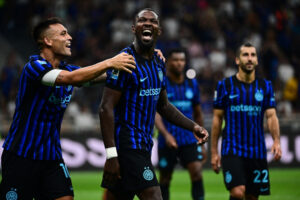 A Inter de Milão assumiu a liderança do campeonato italiano ao golear em casa o Torino por 5 a 0, com dois gols de Marcus Thuram, nesta segunda-fe