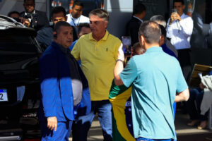 Bolsonaro deixa hospital após exames e vai continuar tratamento em casa