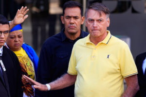 A Procuradoria-Geral da República (PGR) pediu nesta segunda-feira (25) o aumento do monitoramento policial sobre o ex-presidente Jair Bolsonaro, a uma se