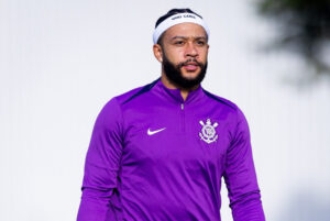 Corinthians confirma virose em Memphis Depay e afasta Héctor Hernández dos treinos com o elenco