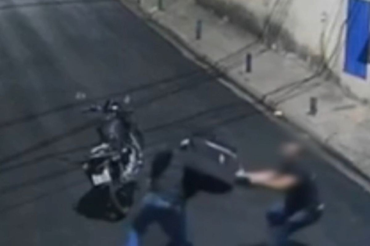 Uma câmera de segurança registrou o momento em que um homem de 38 anos reage a um assalto em Osasco, região metropolitana de São Paulo, na noite dessa quarta-fe