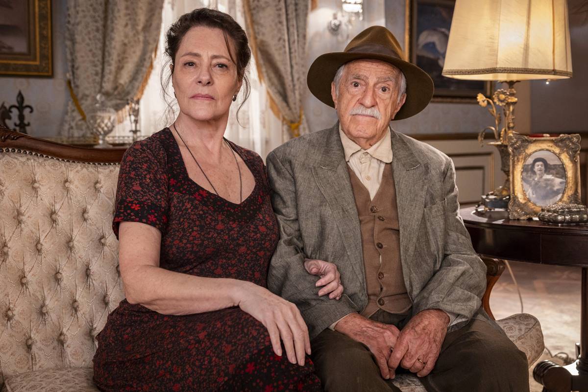 Cunegundes (Elizabeth Savala) tentou apunhalar Candinho (Sergio Guizé) pelas costas em Êta Mundo Melhor!, ao tentar vender o sítio do mocinho sem avisá-lo. Poré