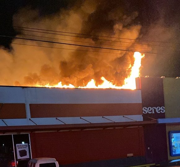 Incêndio em loja de autopeças no trevo de Caraguatatuba mobiliza equipes do Corpo de Bombeiros