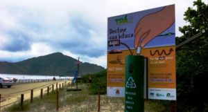 Projeto de coleta de bitucas cresce e retira lixo tóxico do litoral de Ubatuba