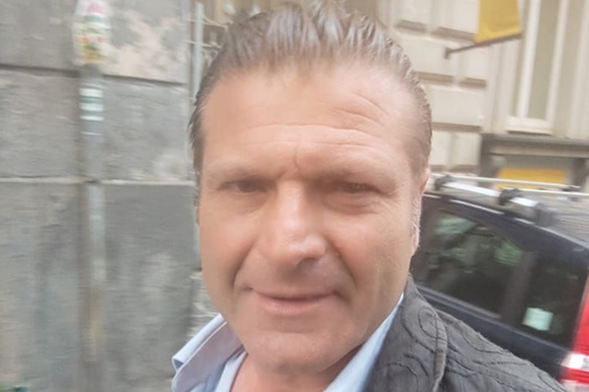 Após comer um sanduíche de linguiça com brócolis em um food truck, o músico Luigi Di Sarno morreu aos 52 anos, na semana passada, na cidade italiana de Diamante