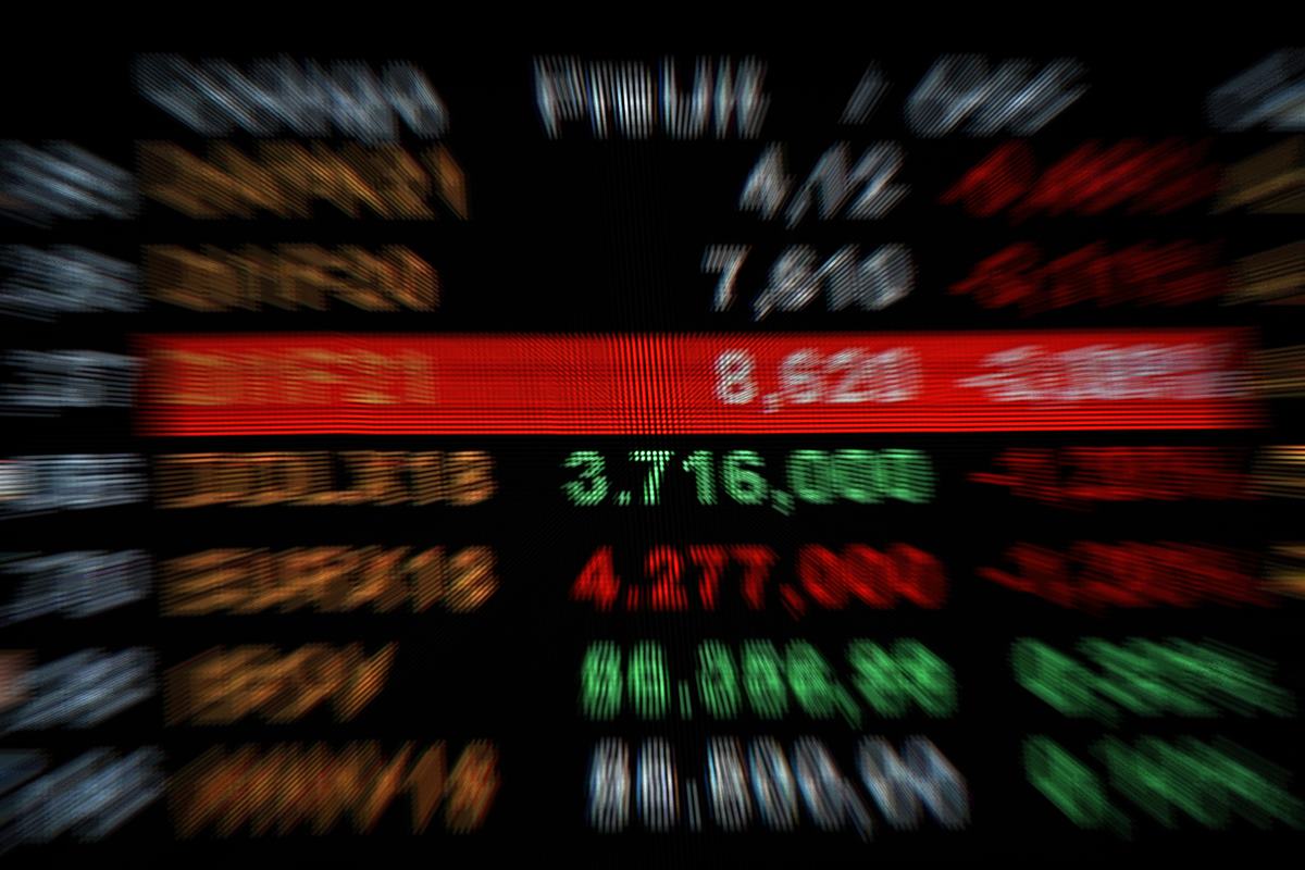 As ações da CVC negociadas na Bolsa de Valores do Brasil (B3) lideram as perdas no pregão desta quarta-feira (13/8), no dia seguinte à divulgação do balanço fin