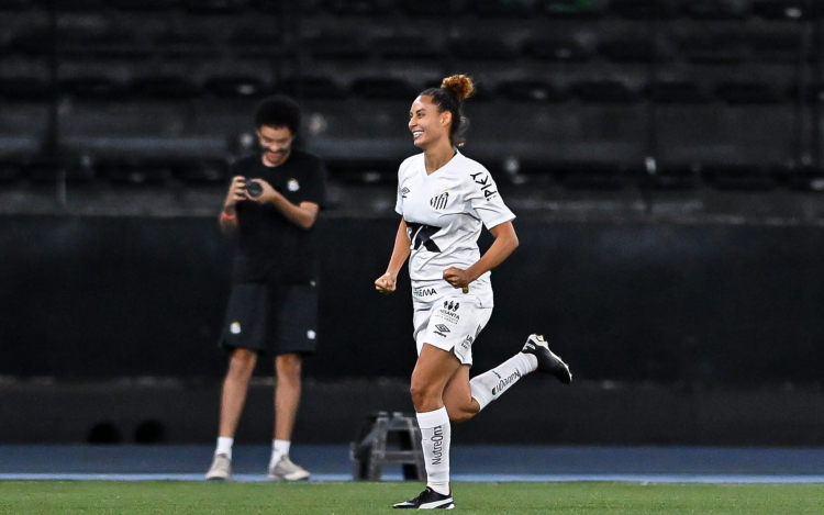 No jogo de ida da final do Brasileirão Feminino A2, nesta terça-feira (26), o Santos venceu o Botafogo por 1 a 0 com gol de Carol Baiana. A atacan