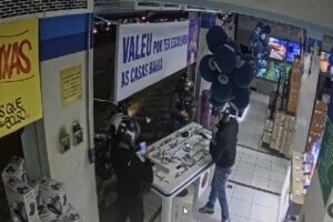 Vídeo: assaltantes roubam dezenas de celulares após arrastão em loja