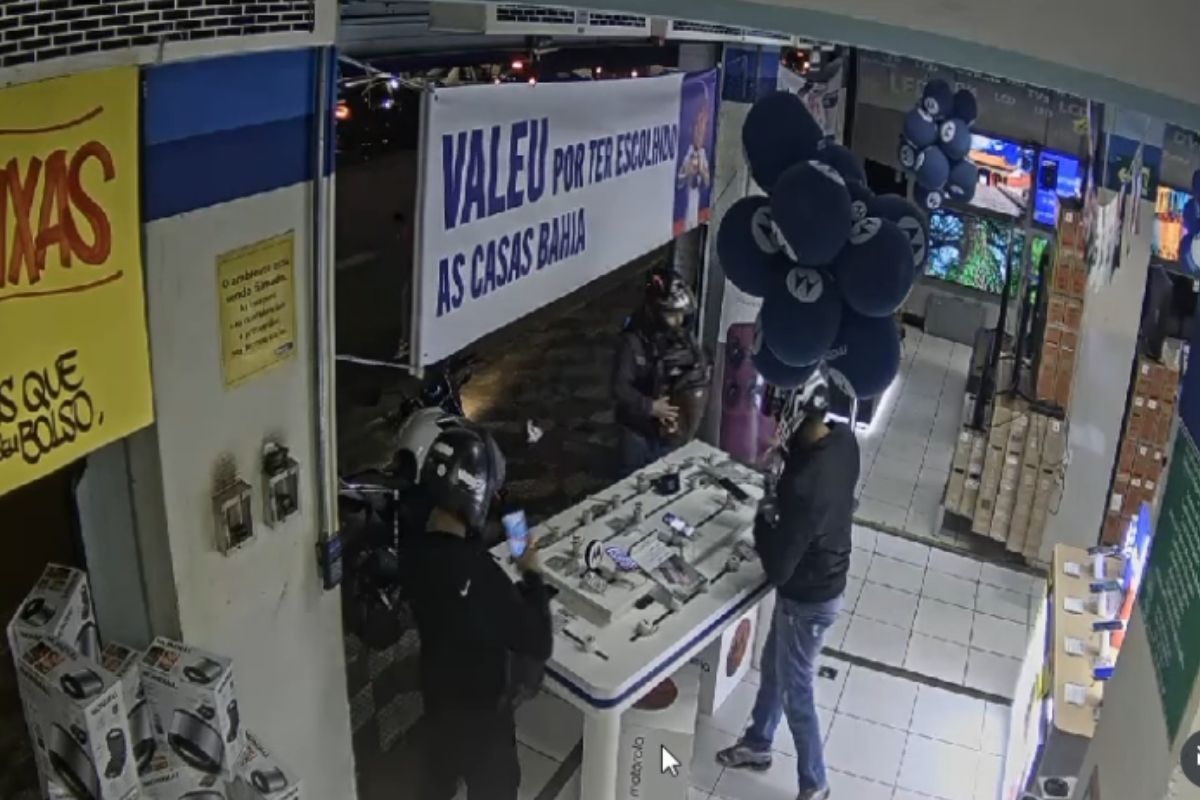 Vídeo: assaltantes roubam dezenas de celulares após arrastão em loja