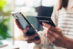A taxa média de juros cobrados pelos bancos nas operações com cartão de crédito rotativo registrou um aumento de 6,1 pontos percentuais em julho deste ano e bat