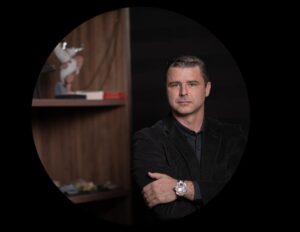 Uma megaoperação deflagrada pela Polícia Civil de Goiás (PCGO), batizada de “Straw Man”, colocou no centro das atenções o empresário goiano Márcio L