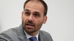 “Se o meu pai não puder se candidatar, eu gostaria de sair candidato”, declara Eduardo Bolsonaro