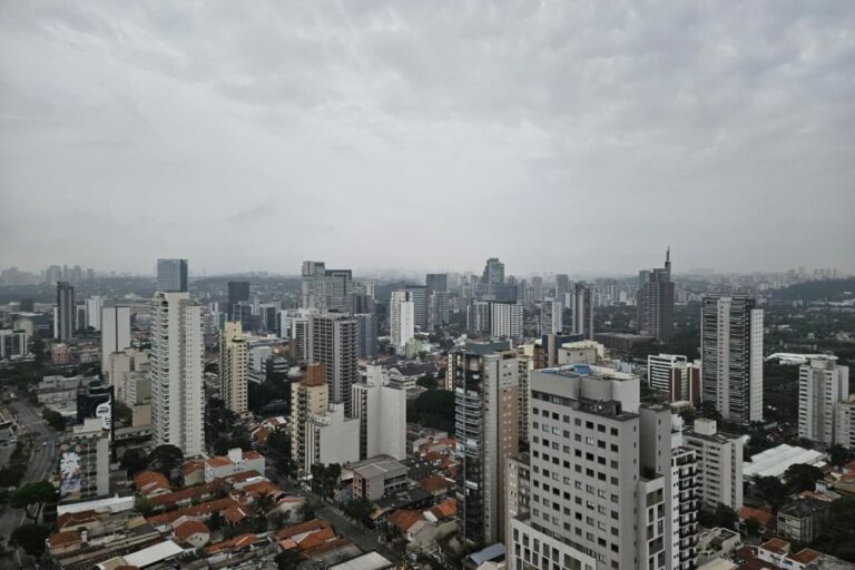 Sexta começa chuvosa em SP. Saiba como fica o tempo no fim de semana
