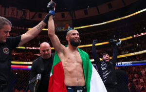 Em meio a vaias, Chimaev domina Du Plessis e conquista cinturão no UFC 319