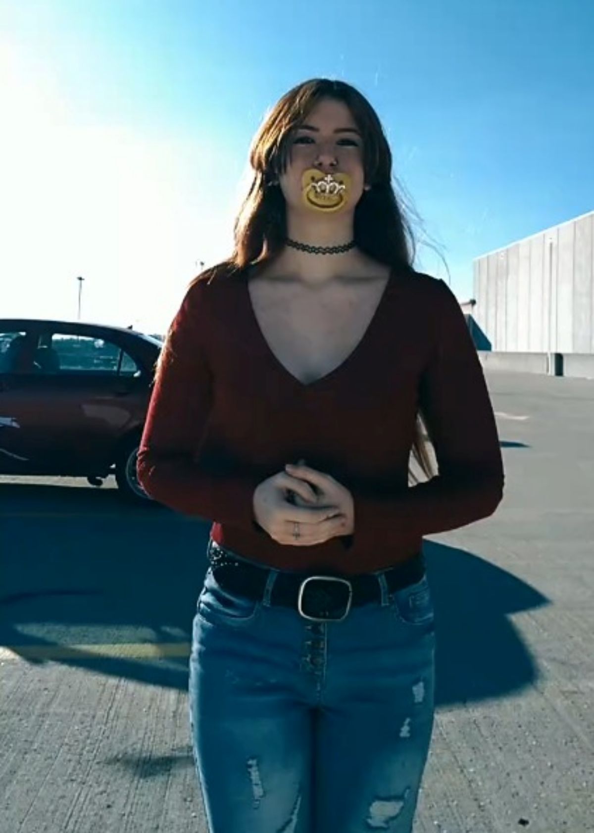 A notícia de que jovens e adultos estão recorrendo ao uso da chupeta em busca do alívio de tensões chocou muita gente, mas a prática está sendo compartilhada ca