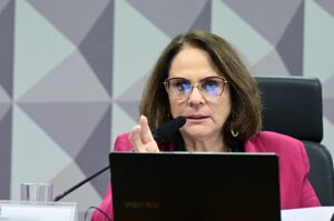 Damares Alves anuncia diagnóstico de câncer depois de passar por cirurgia