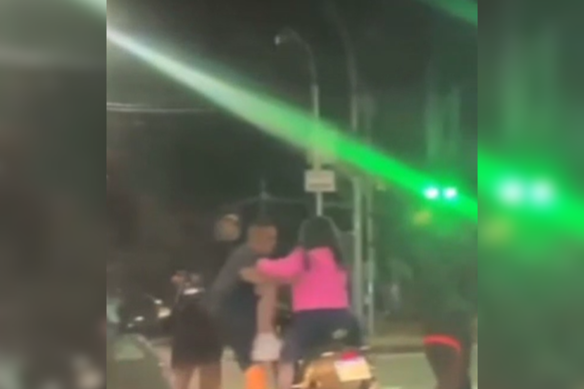 Vídeo: pai pega filha no colo para defendê-la de roubo e moto é levada