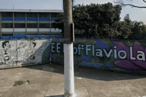 Uma aluna de 12 anos teve o dedo decepado durante uma brincadeira entre colegas na Escola Estadual Professor Flávio La Selva, localizada no Jardim Ângela, zona