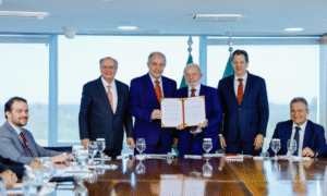 O governo federal anunciou, nesta segunda-feira (25), um crédito de R$ 12 bilhões para a renovação do parque industrial brasileiro,
