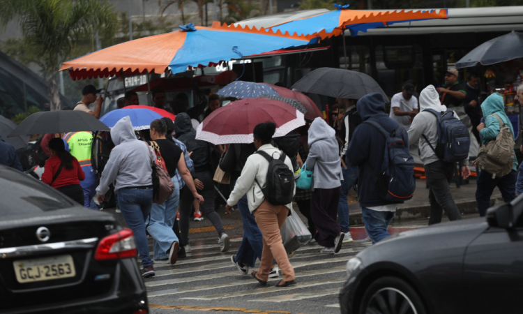 A madrugada em São Paulo foi marcada por chuvas, e a expectativa é de que o tempo continue nublado e chuvoso ao longo do dia, principalmente na ca
