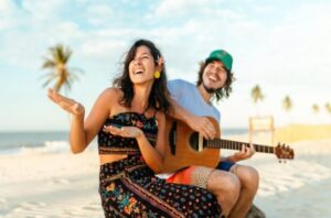 Neste sábado (16/8), a partir das 18h, a praia do Arrastão recebe uma edição especial do Luau Arrastão, prometendo reunir muita música boa à beira-mar. A noite