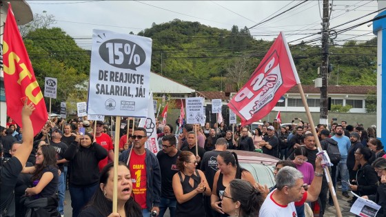 Servidores de Caraguatatuba entram em greve de 24 horas e exigem reajuste de 15%