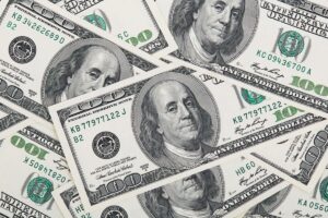 Dólar oscila com reunião de Lula, prévia da inflação e “furacão Trump”