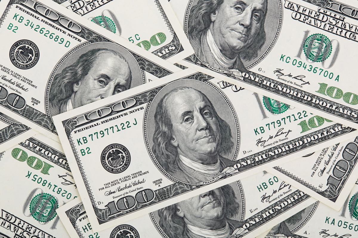 O dólar operava volátil na abertura do mercado, nesta terça-feira (26/8), com os investidores acompanhando com atenção a divulgação de dados econômicos do Brasi