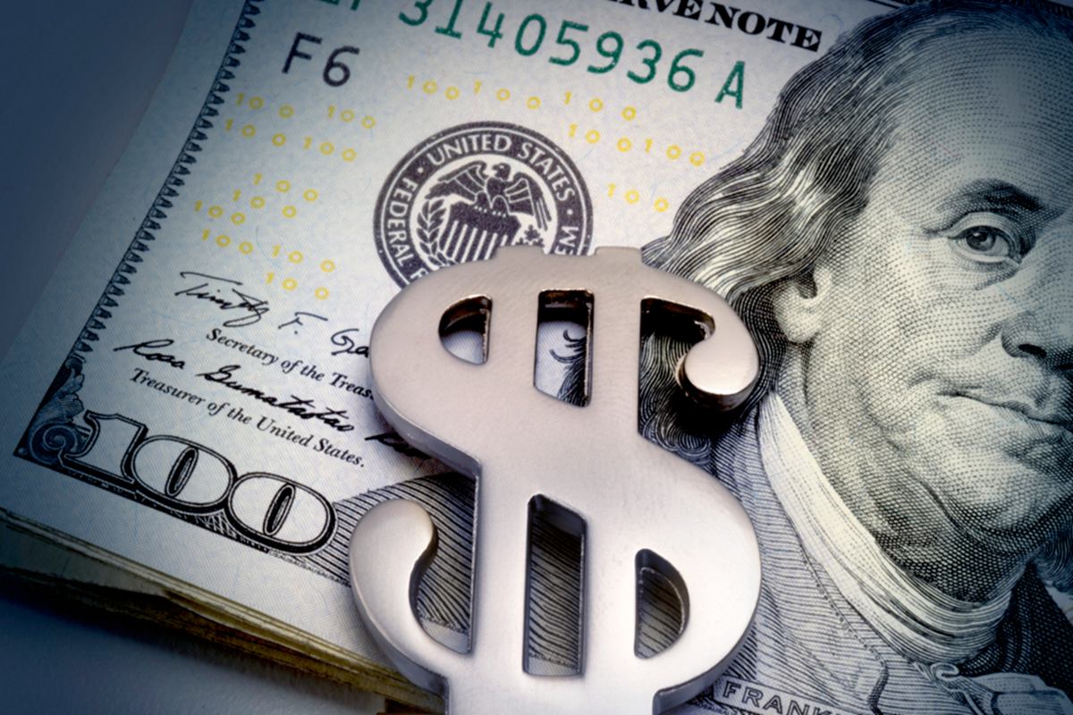 O dólar operava perto da estabilidade na manhã desta quinta-feira (14/8), um dia depois do anúncio, por parte do governo federal, de um pacote com medidas de so
